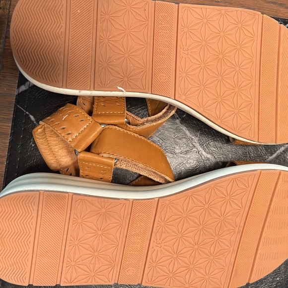 NWOT. Comfy comfy sandals with a wedge heel - Picture 3 of 5